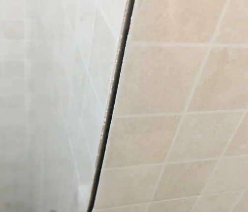 浑南瓷砖空鼓维修公司分享阳台瓷砖脱落的修复过程可以分为以下几个步骤